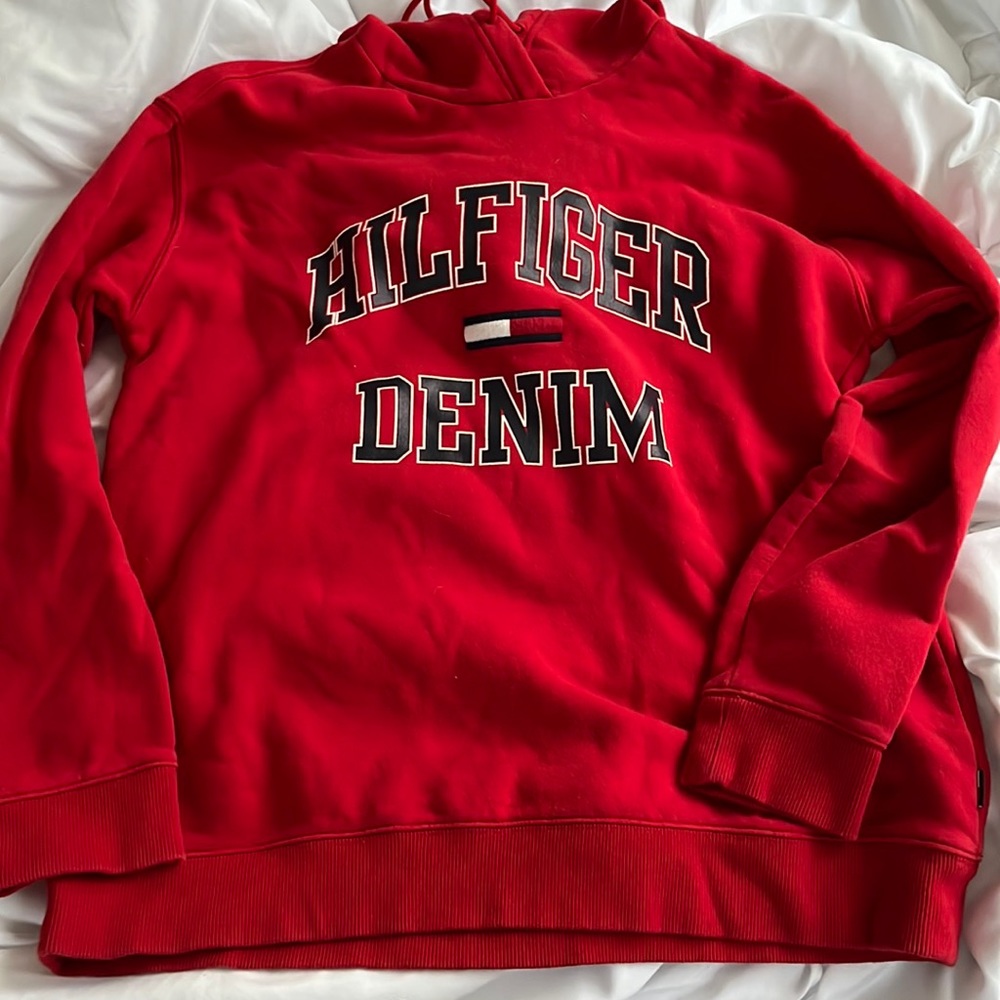 Red tommy hilfiger hoodie sweatshirt